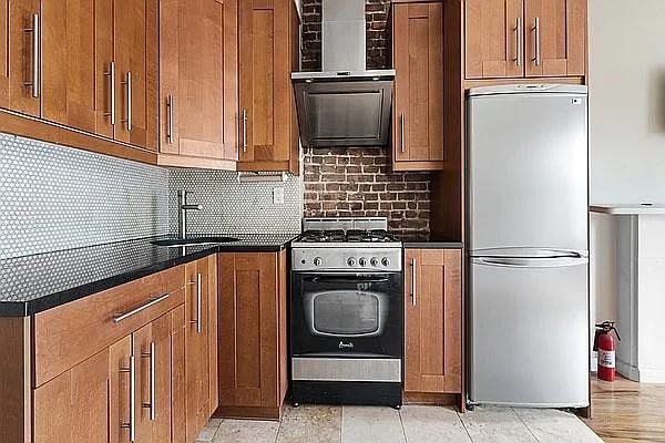 433 W 46Th St - Photo 6 of 12
