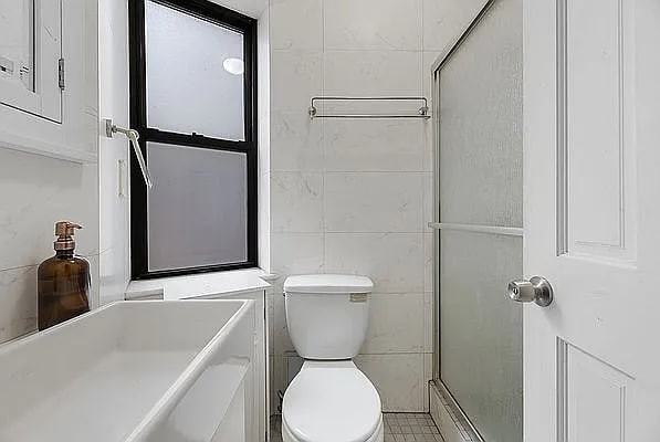 433 W 46Th St - Photo 7 of 12