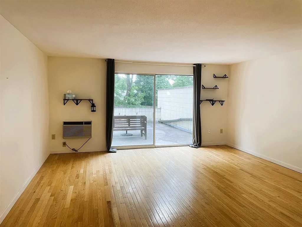 25 Bedford Ct - Photo 2 of 13