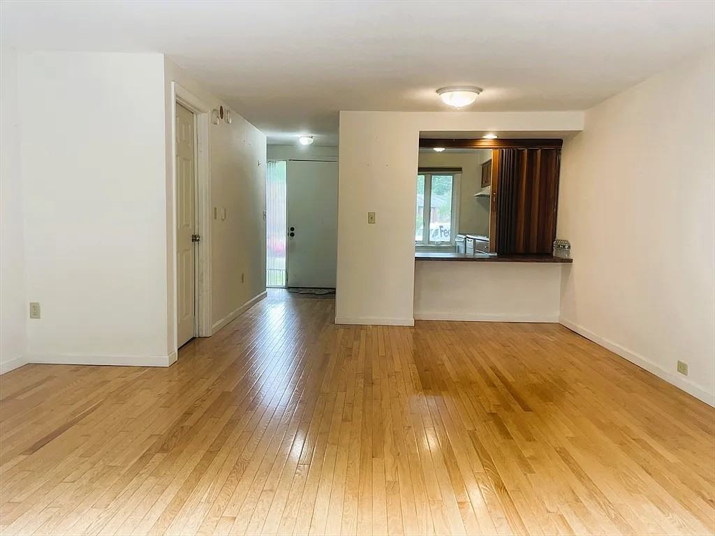 25 Bedford Ct - Photo 3 of 13