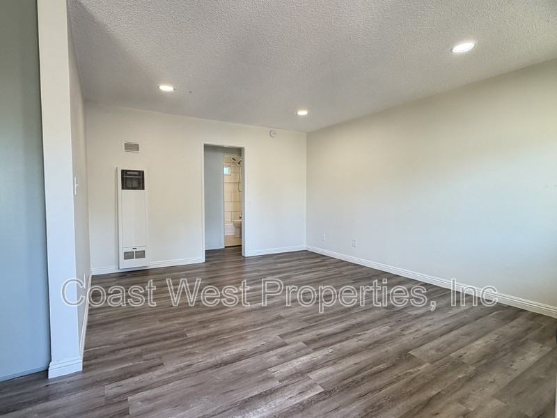 1618 1/2 Reed Ave - Photo 2 of 16