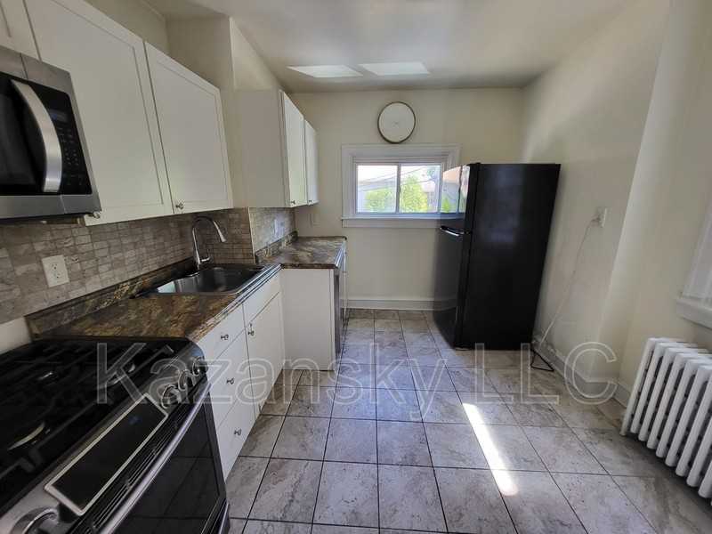 6737 N Lawrence St - Photo 4 of 11