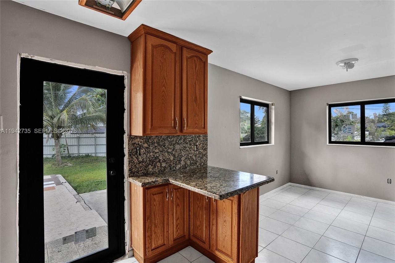 28640 Southwest 146th Avenue - Photo 7 of 34