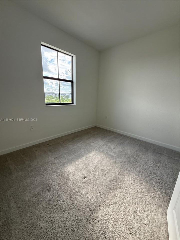 28532 Southwest 133rd Path - Photo 4 of 18
