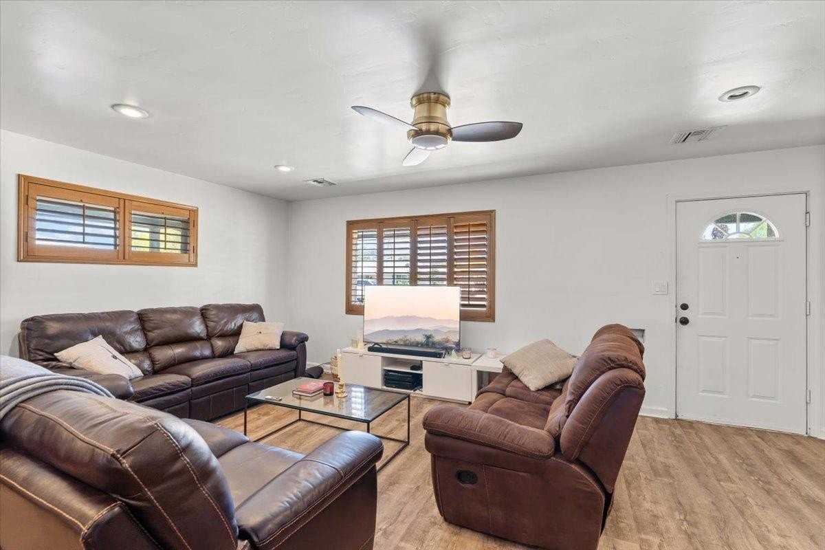 535 W 19th St - Photo 3 of 20