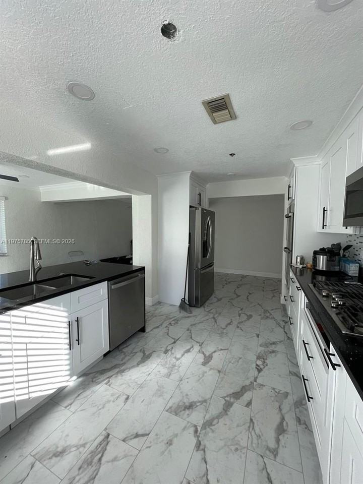 365 Nw 4th Ct - Photo 5 of 15