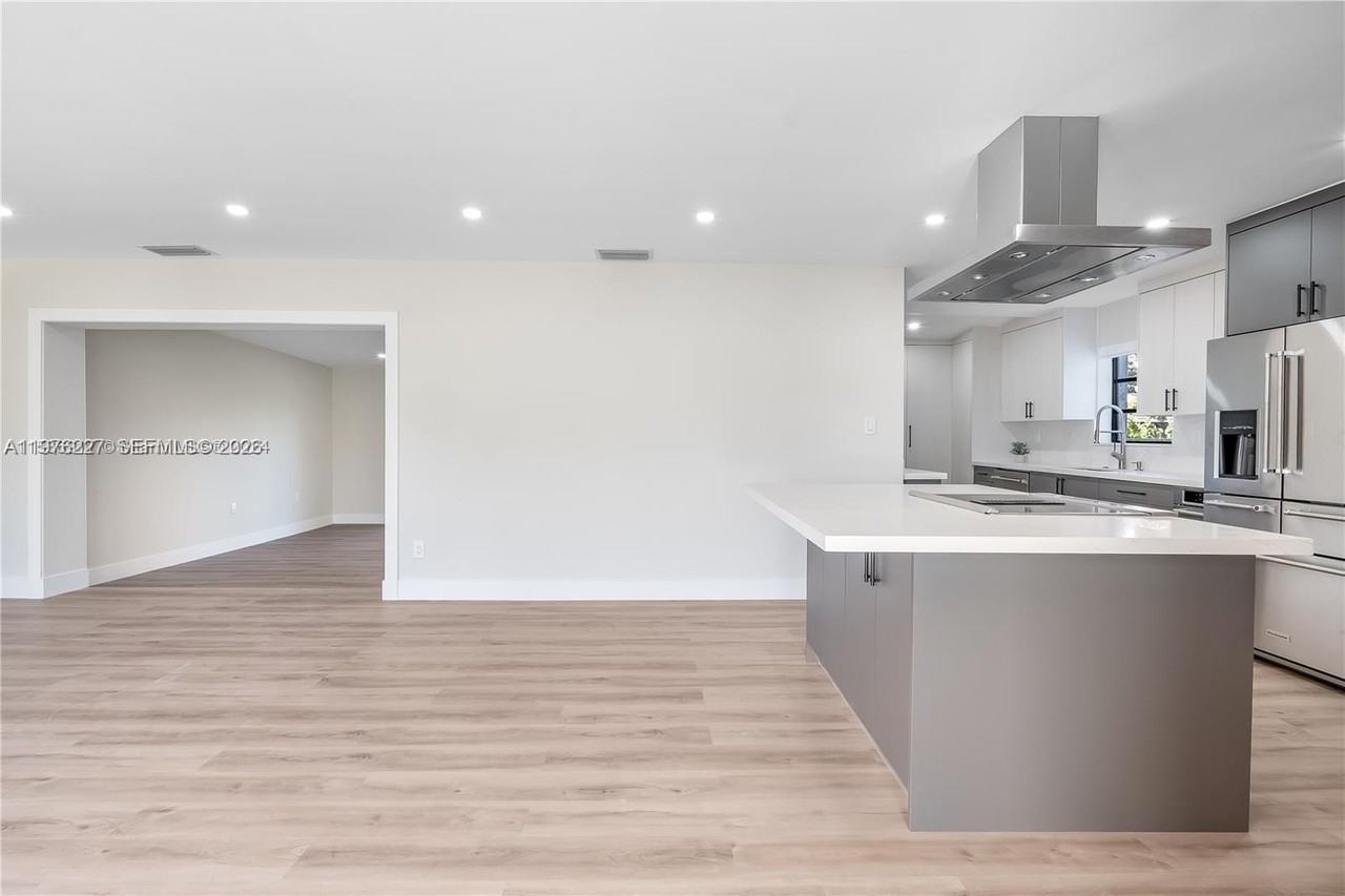 8421 Sw 27th Ter - Photo 3 of 22