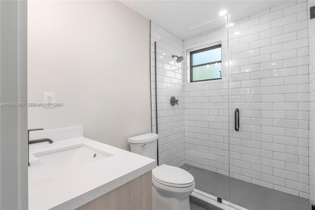 8421 Sw 27th Ter - Photo 4 of 22