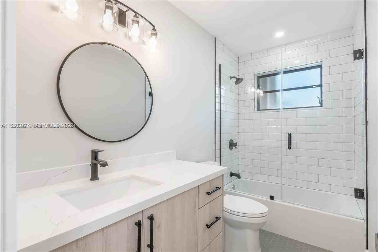 8421 Sw 27th Ter - Photo 5 of 22