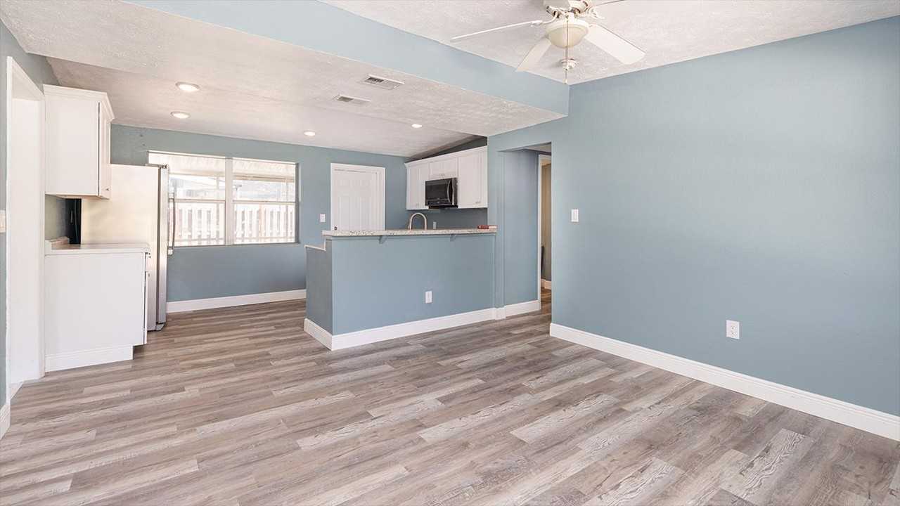 563 6th St - Photo 4 of 11