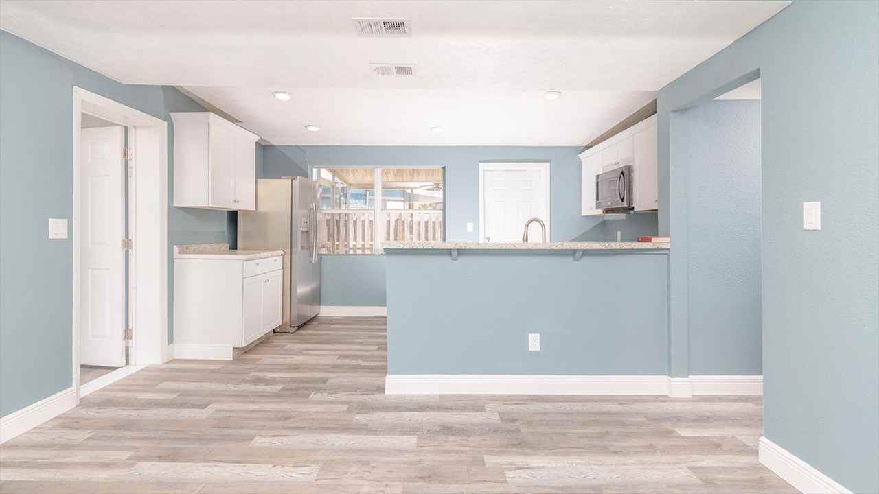 563 6th St - Photo 5 of 11