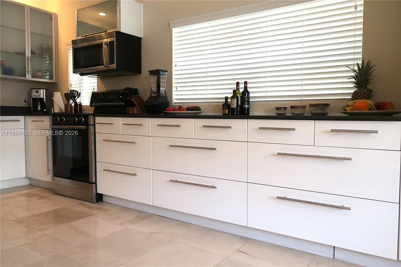 929 Michigan Ave #3 - Photo 2 of 12