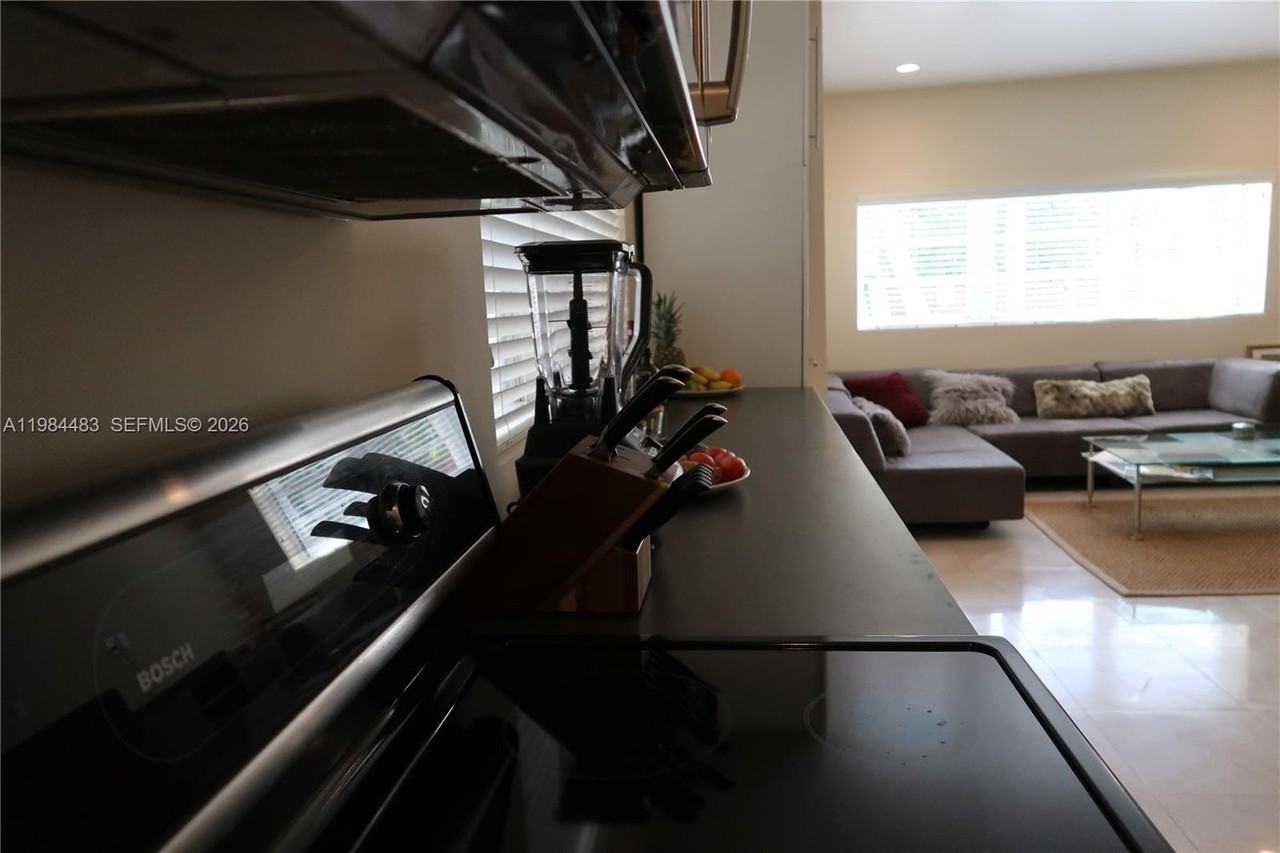 929 Michigan Ave #3 - Photo 3 of 12