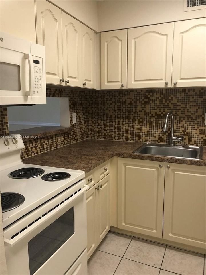 9467 Sw 76th St #Q3 - Photo 3 of 18