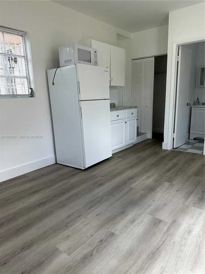 1700 Sw 14th Ter #0 - Photo 3 of 6