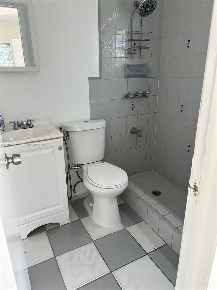 1700 Sw 14th Ter #0 - Photo 4 of 6