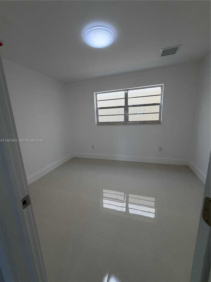 1550 W 7th Ct #18 - Photo 4 of 17