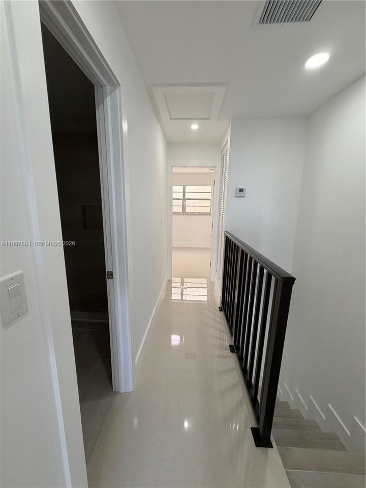 1550 W 7th Ct #18 - Photo 5 of 17