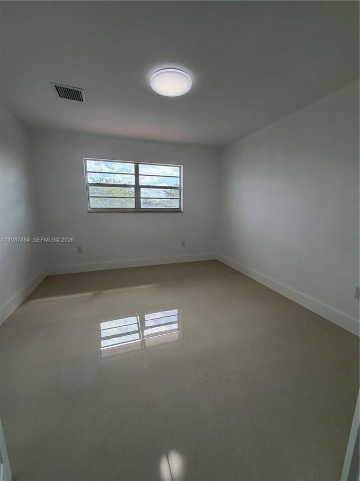 1550 W 7th Ct #18 - Photo 7 of 17