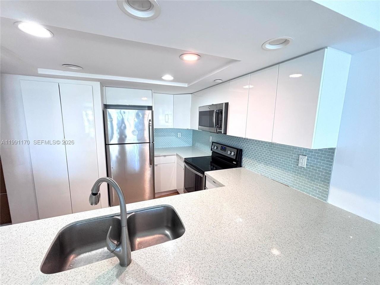 400 S Pointe Dr #408 - Photo 3 of 42