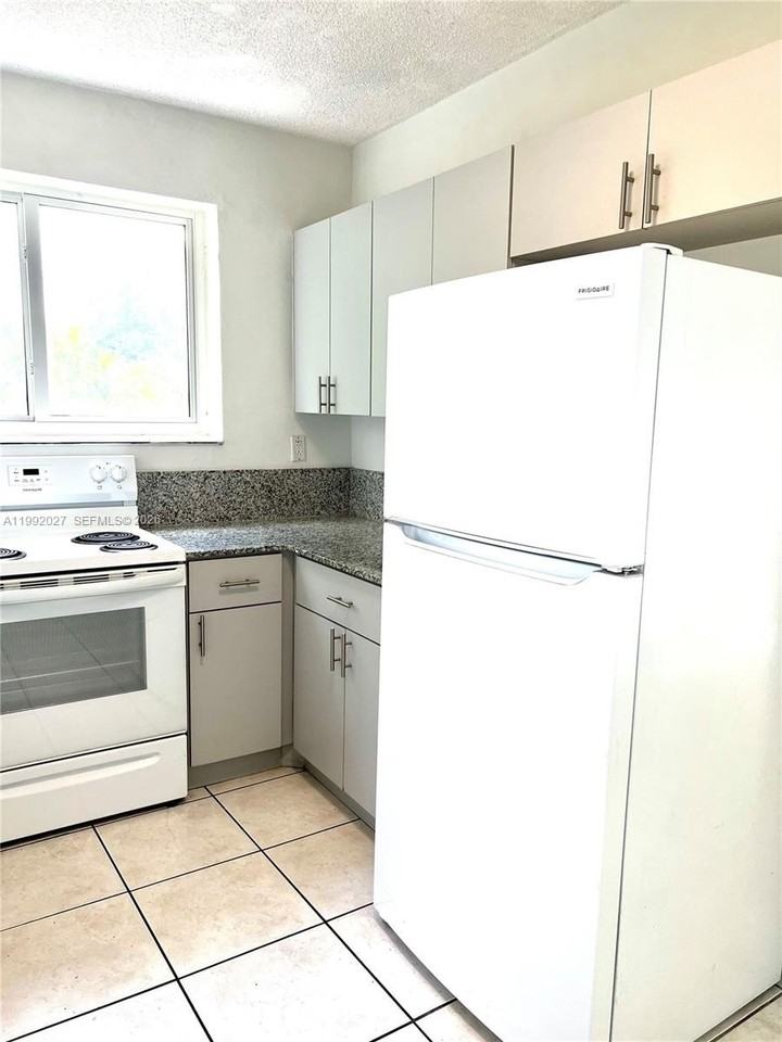 2121 Sw 4th St #2 - Photo 5 of 17