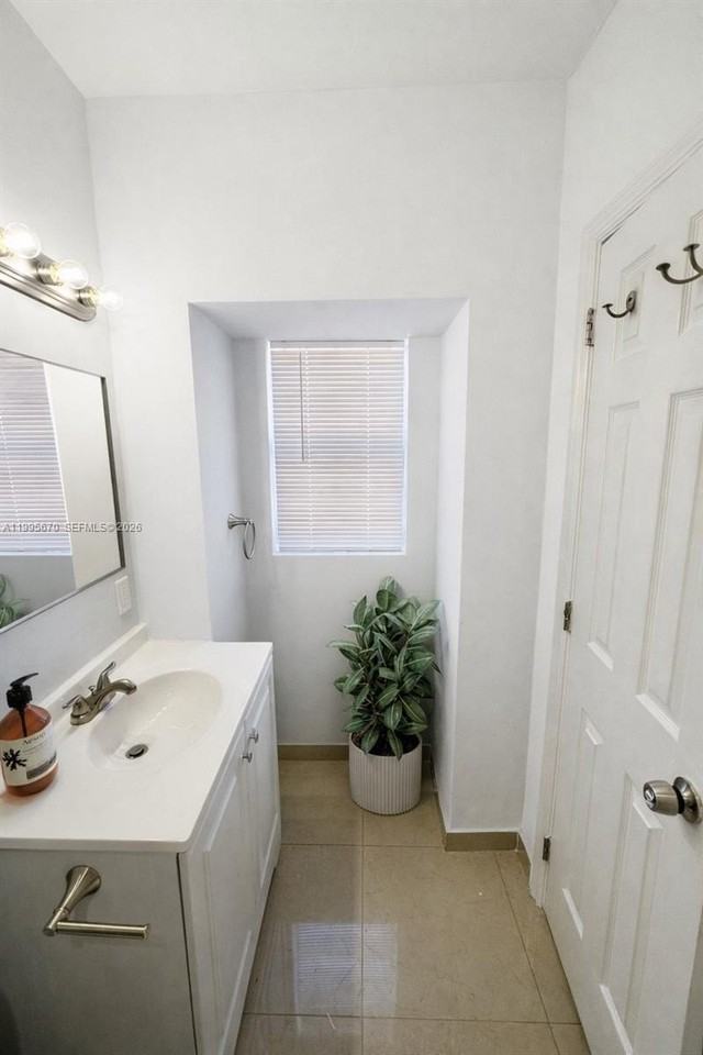 2155 Nw 28th St #0 - Photo 7 of 8