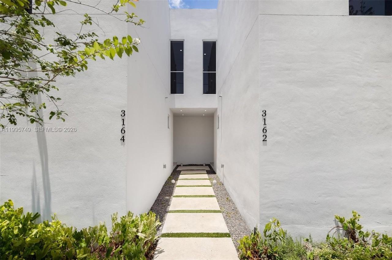 3162 Plaza St - Photo 2 of 22