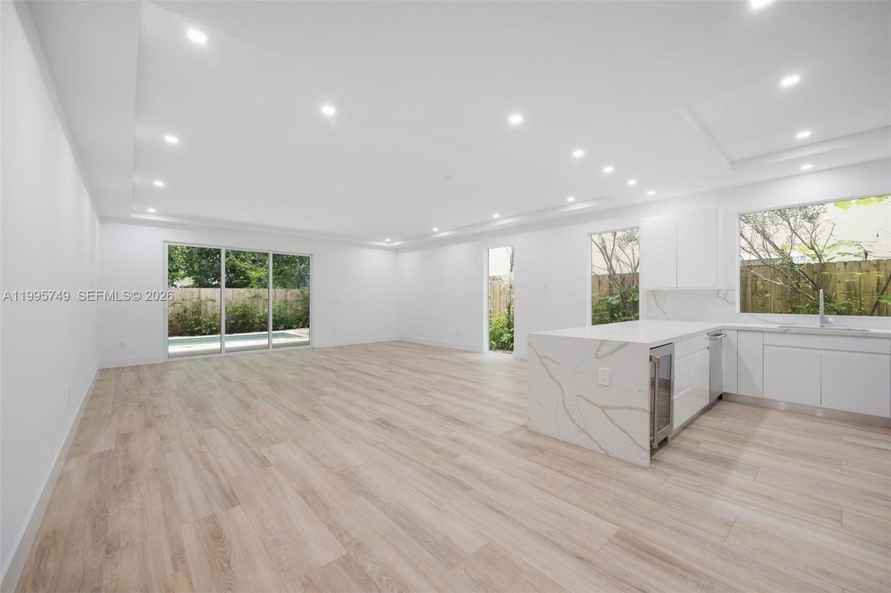 3162 Plaza St - Photo 7 of 22