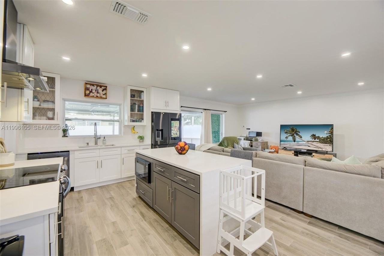 8461 Nw 16th St #8461 - Photo 3 of 31