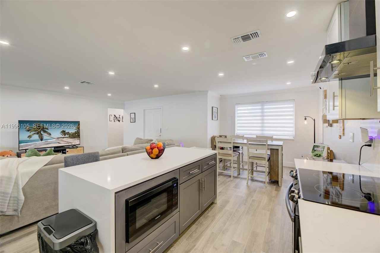 8461 Nw 16th St #8461 - Photo 4 of 31