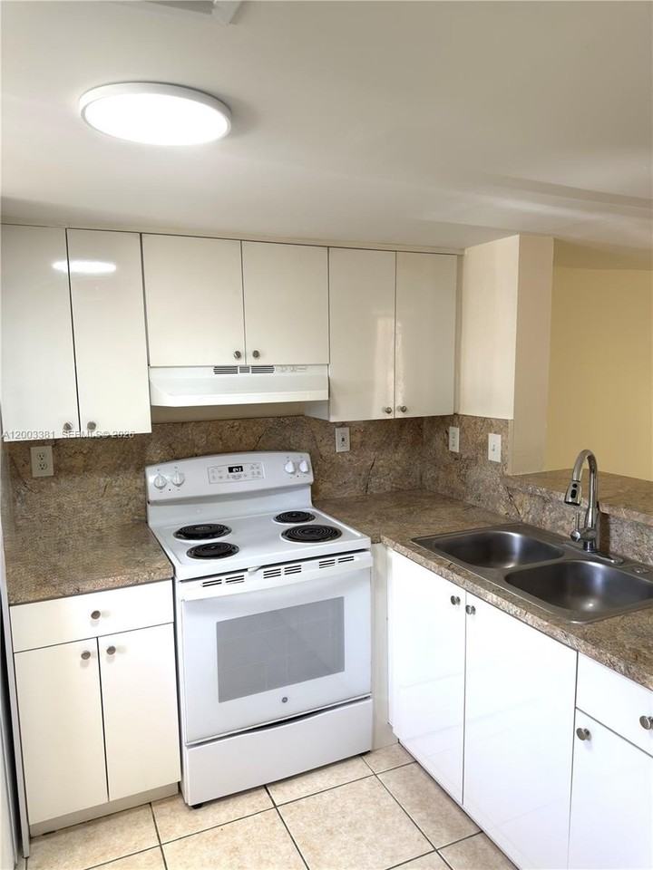 14020 Ne 3rd Ct #5 - Photo 3 of 19