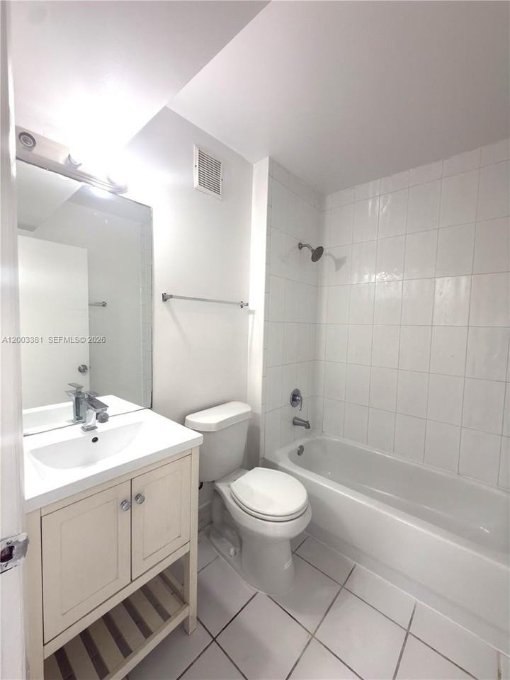 14020 Ne 3rd Ct #5 - Photo 4 of 19