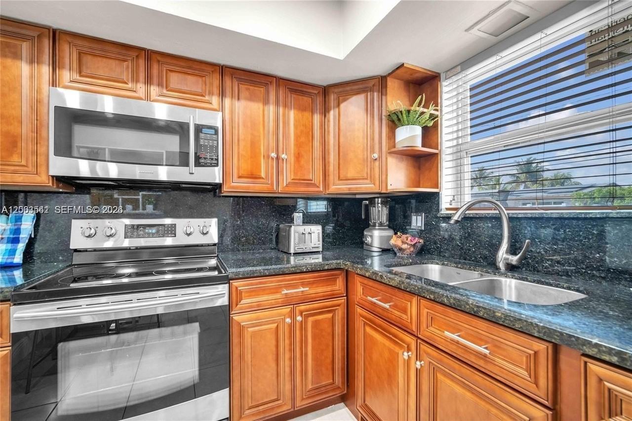 2825 Sw 5th St - Photo 2 of 25