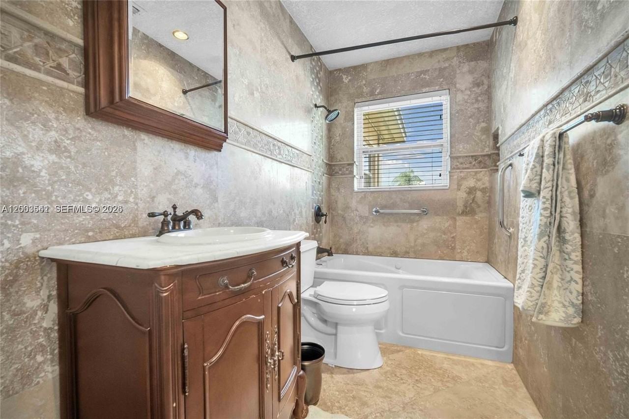 2825 Sw 5th St - Photo 4 of 25