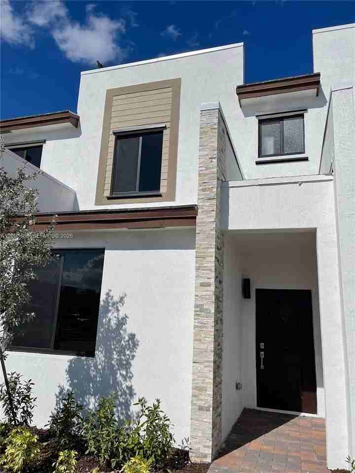 813 Ne 211th St - Photo 2 of 15