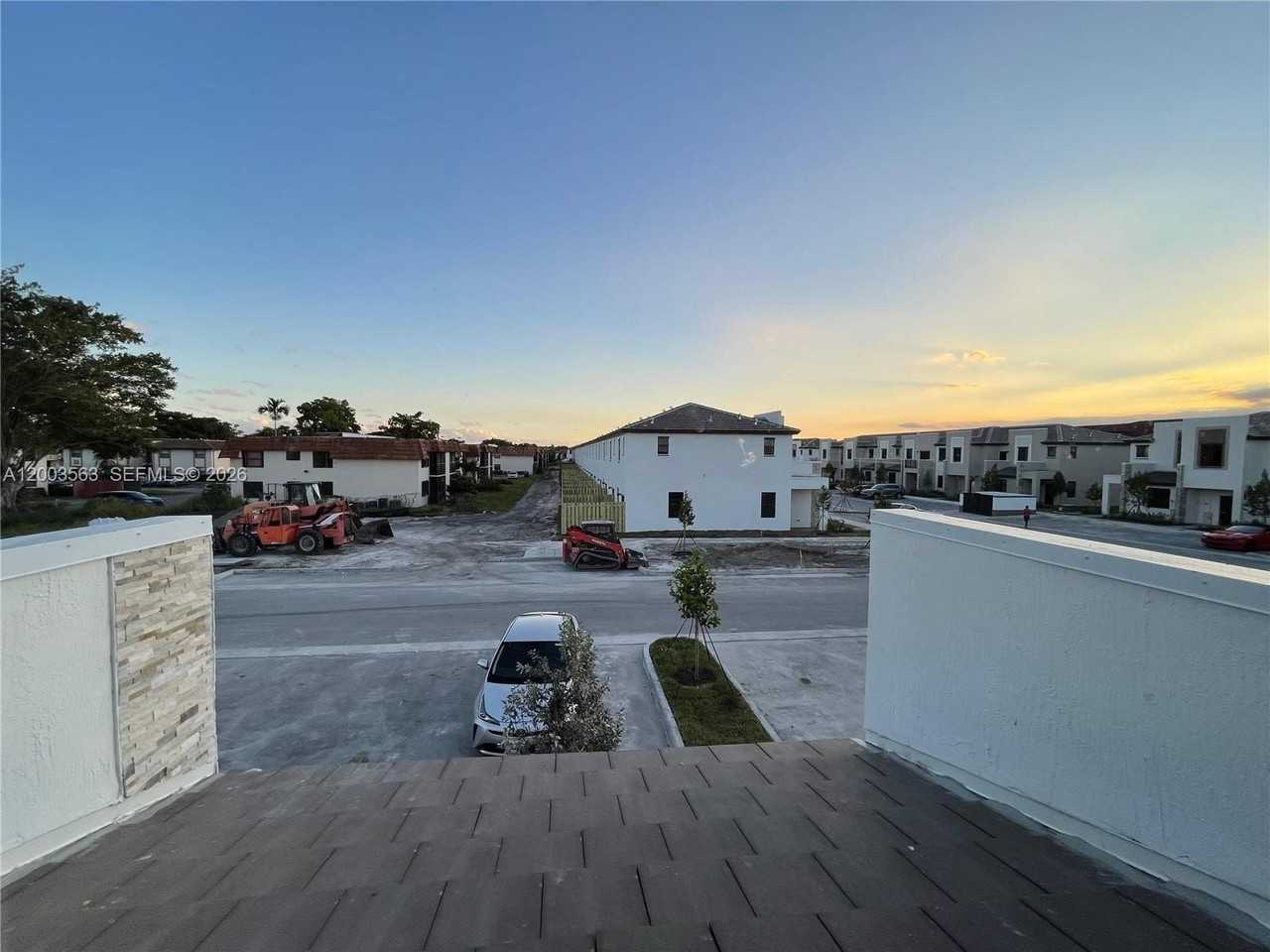 813 Ne 211th St - Photo 3 of 15