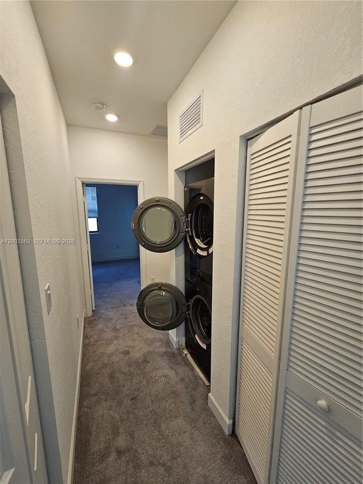 813 Ne 211th St - Photo 5 of 15