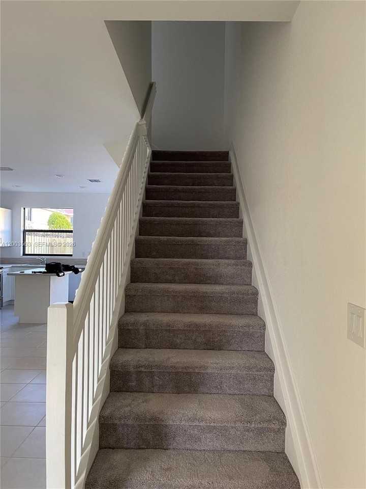 813 Ne 211th St - Photo 6 of 15