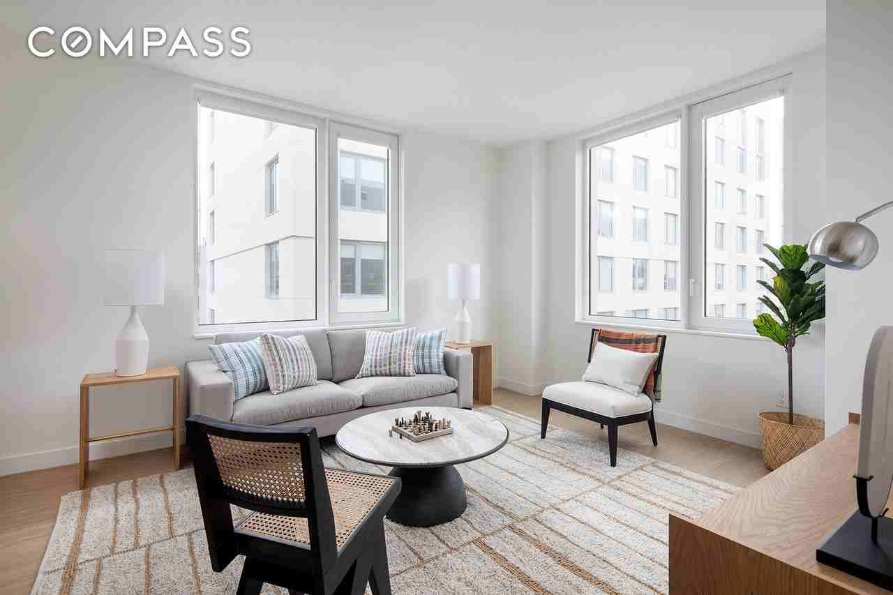 3077 Vernon Blvd #413W - Photo 4 of 9