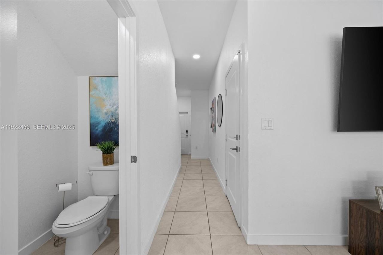 757 Southwest 11th Street - Photo 3 of 44