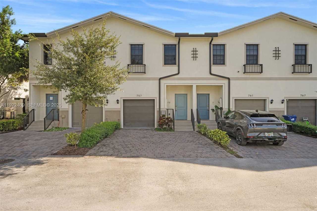 757 Southwest 11th Street - Photo 4 of 44