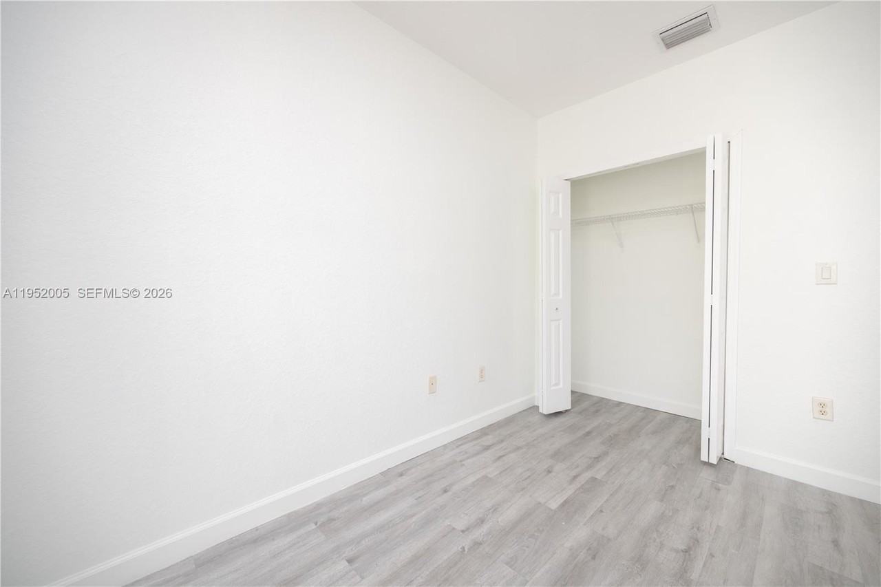 2532 Southeast 15th Court #2532 - Photo 6 of 35