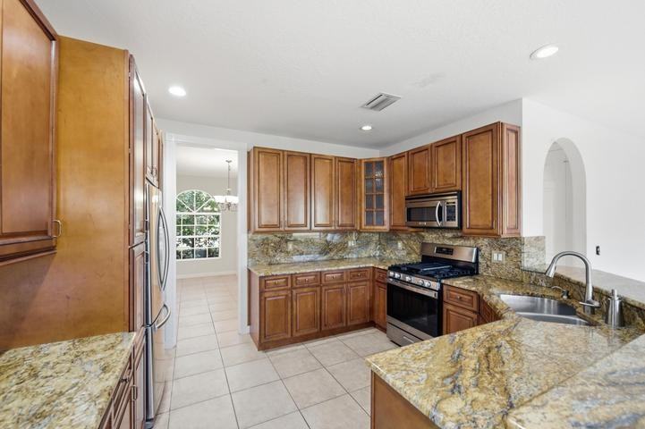 207 Banyanwood Point - Photo 4 of 8