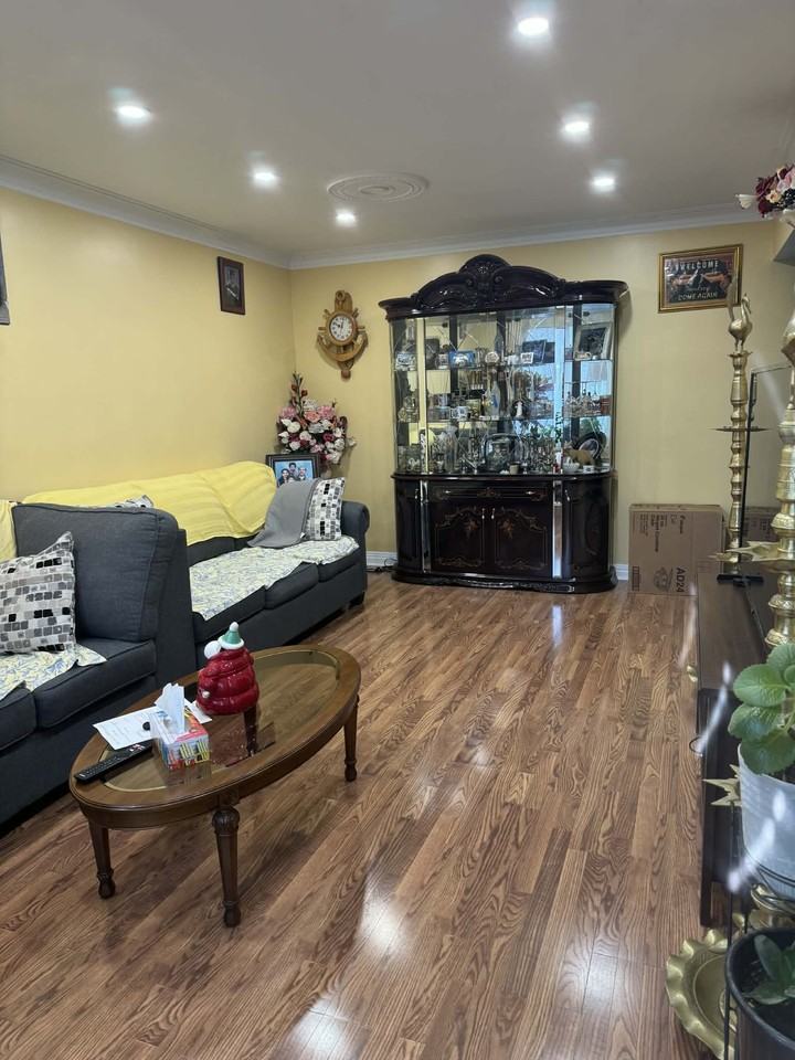 1575 Rue Couvrette - Photo 4 of 12