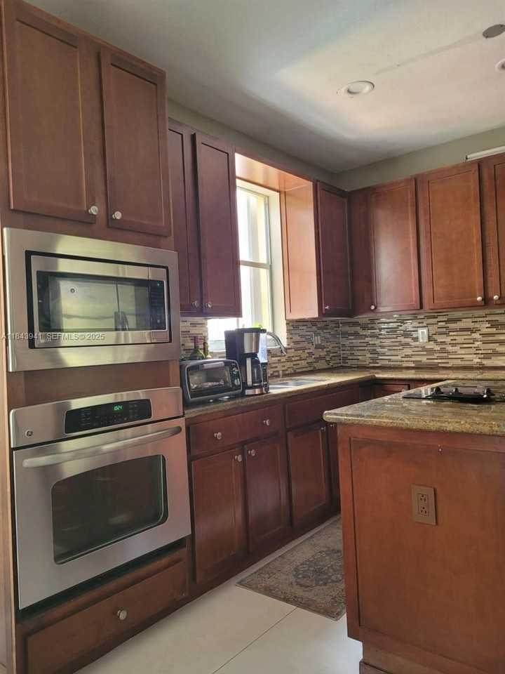 15059 Southwest 9th Lane - Photo 3 of 17