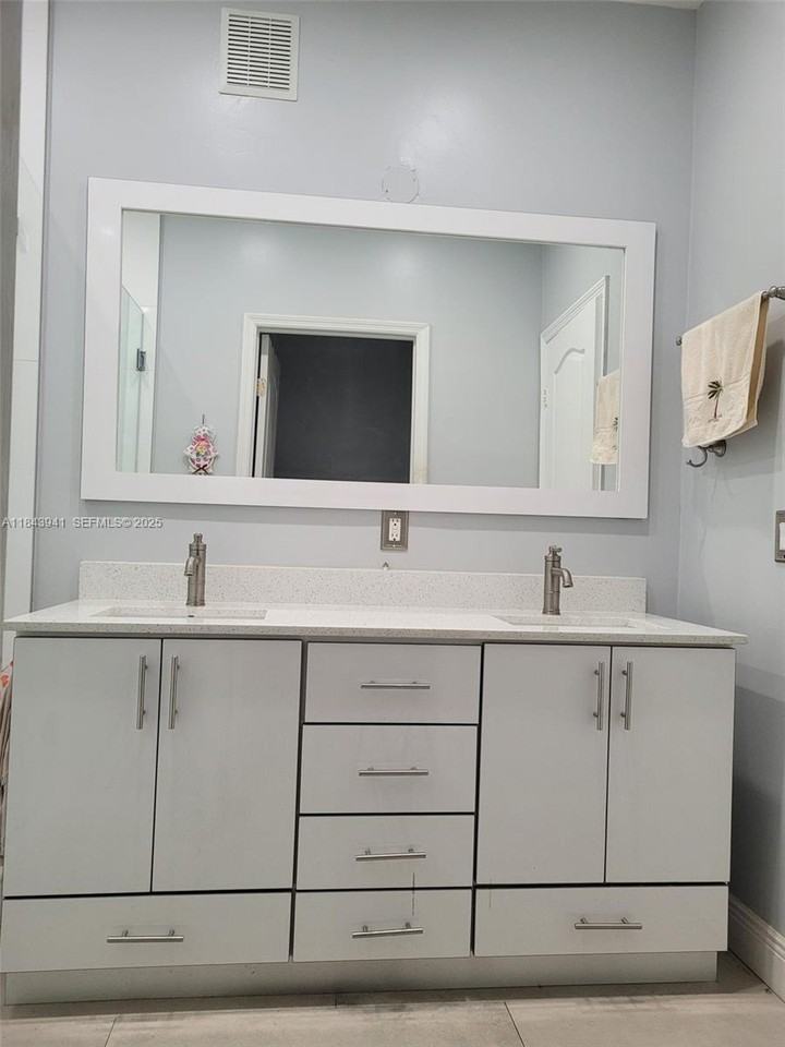 15059 Southwest 9th Lane - Photo 7 of 17