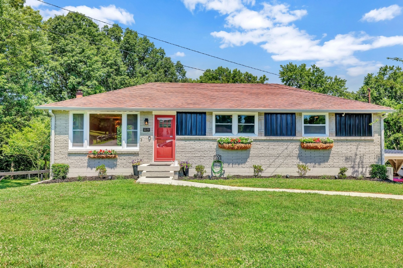 1019 N Graycroft Ave - Photo 2 of 16