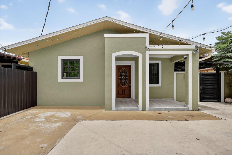 2061 Nw 27th St - Photo 4 of 6