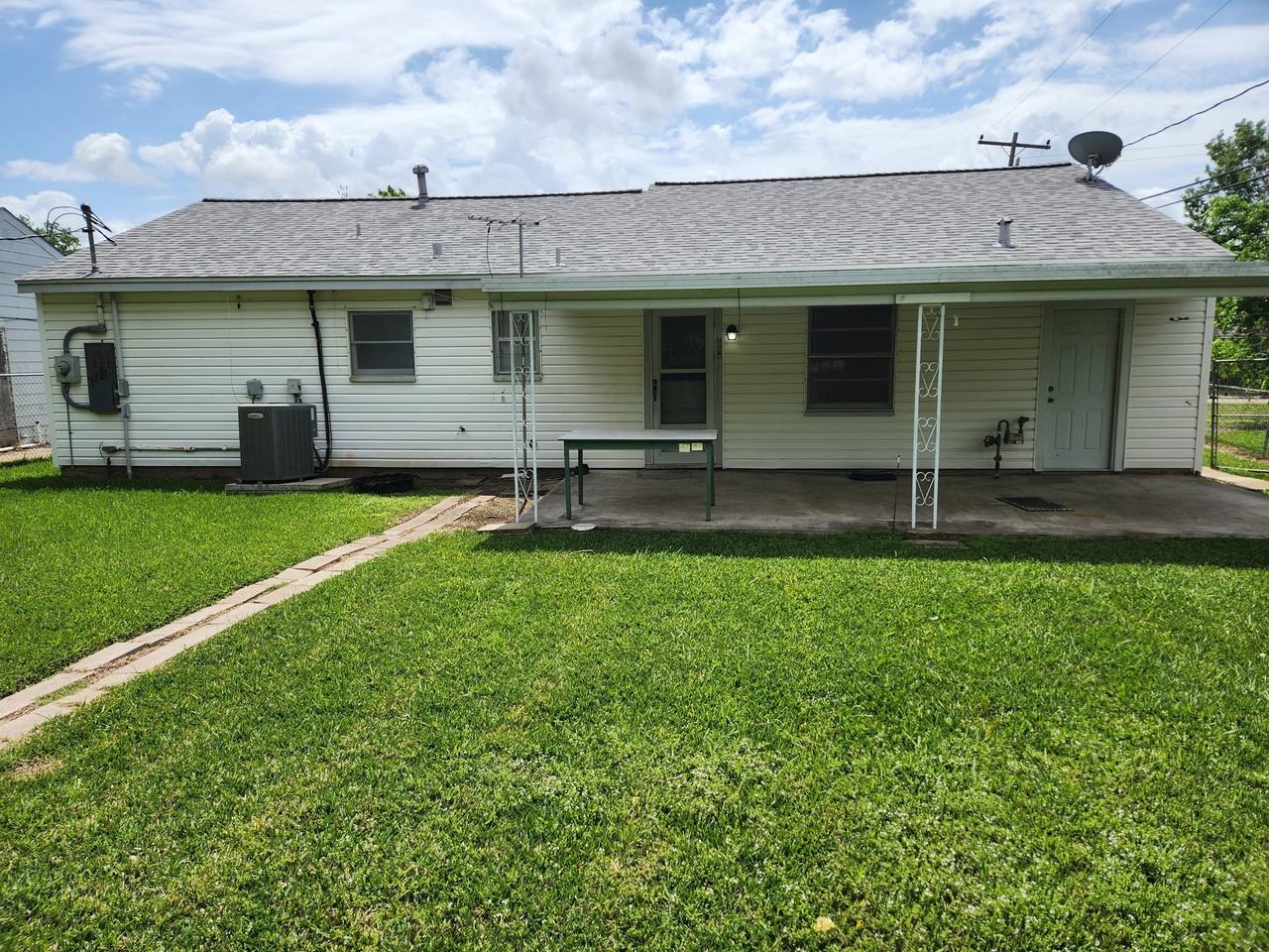 203 Elm St - Photo 3 of 4