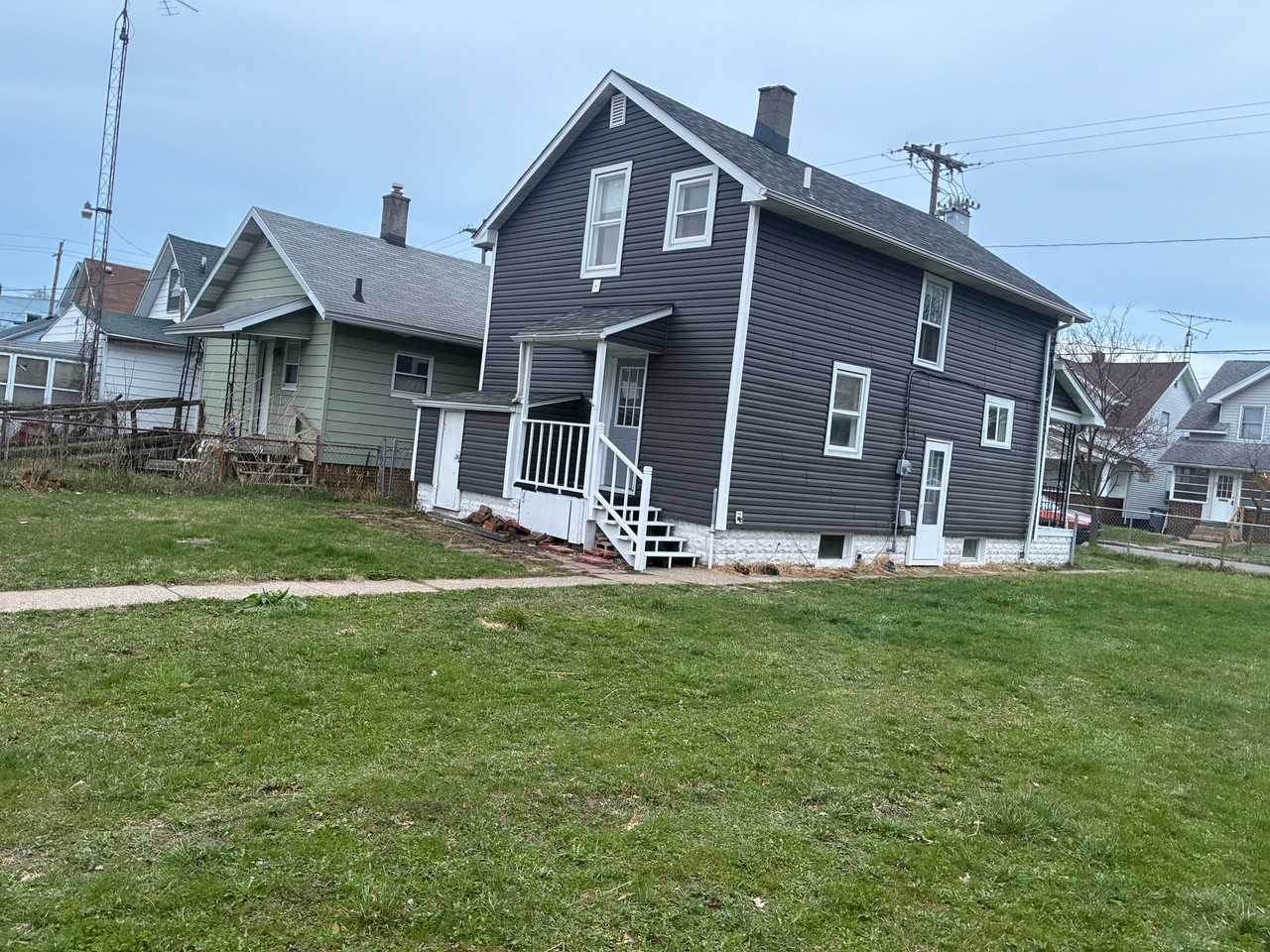 1305 Mott Ave - Photo 2 of 14